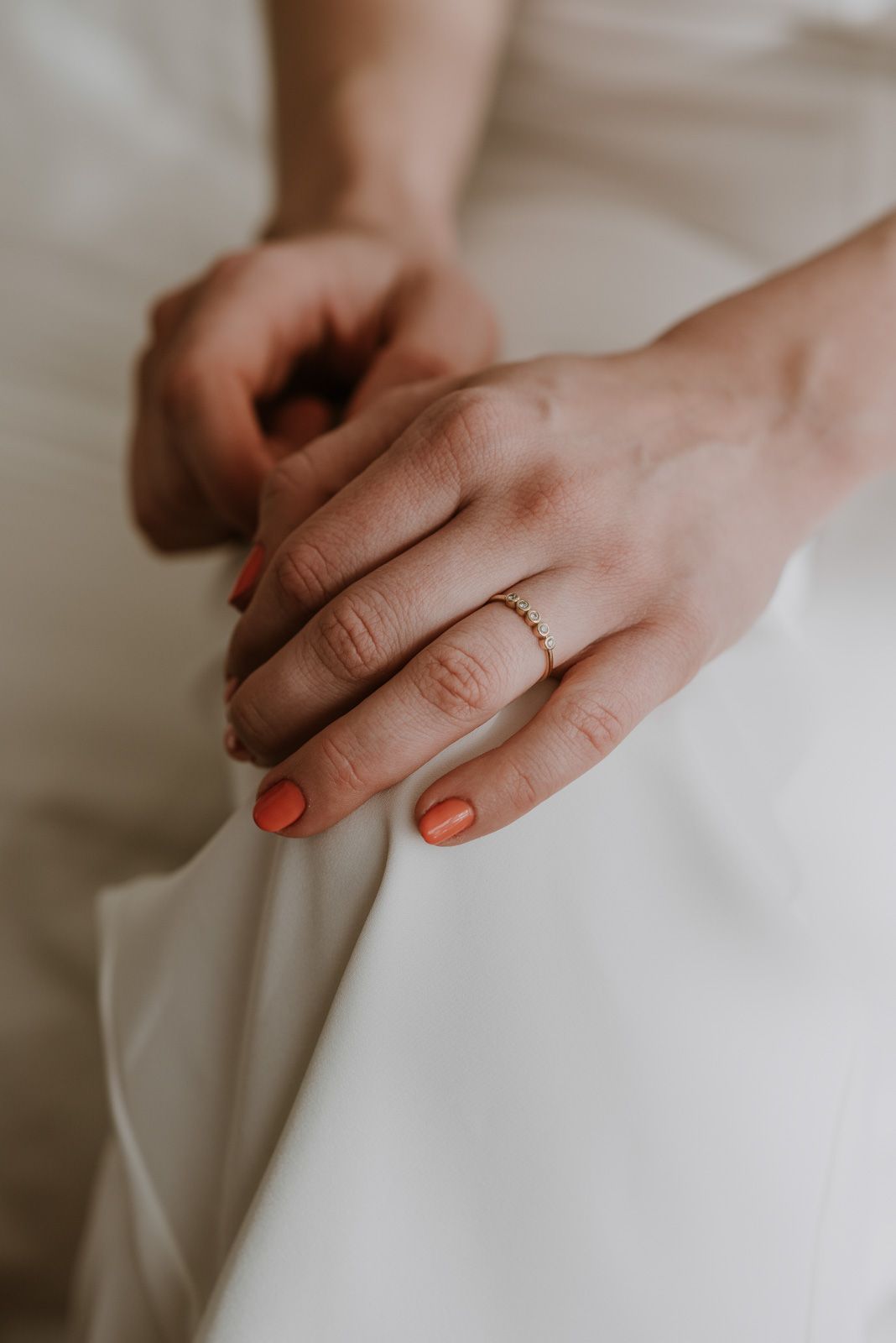 detalle del anillo de compromiso de la novia