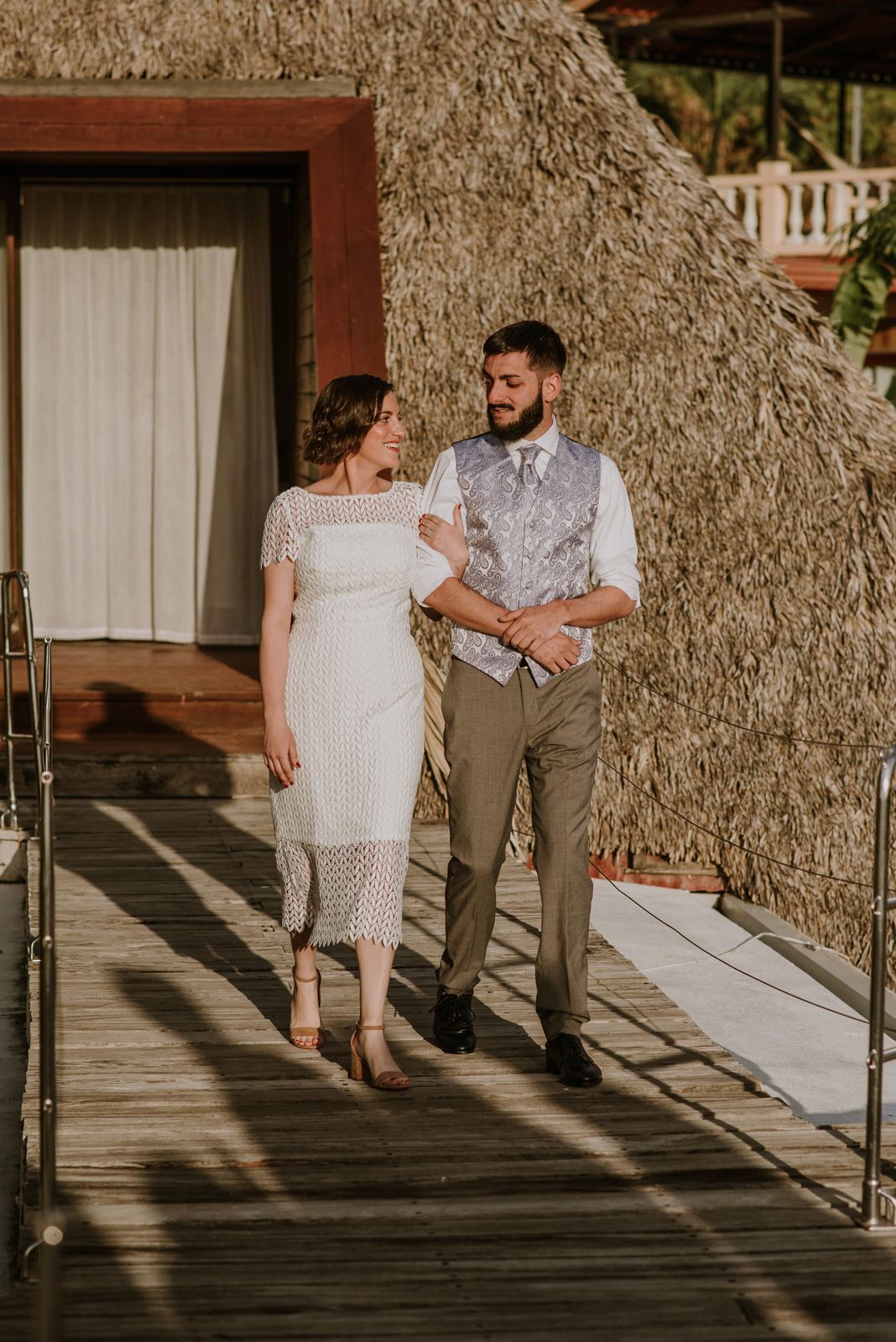 novia entrando con su hermano a la ceremonia