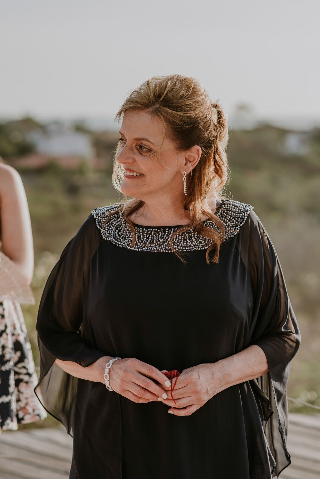madre de la novia viendo la entrada de su hija