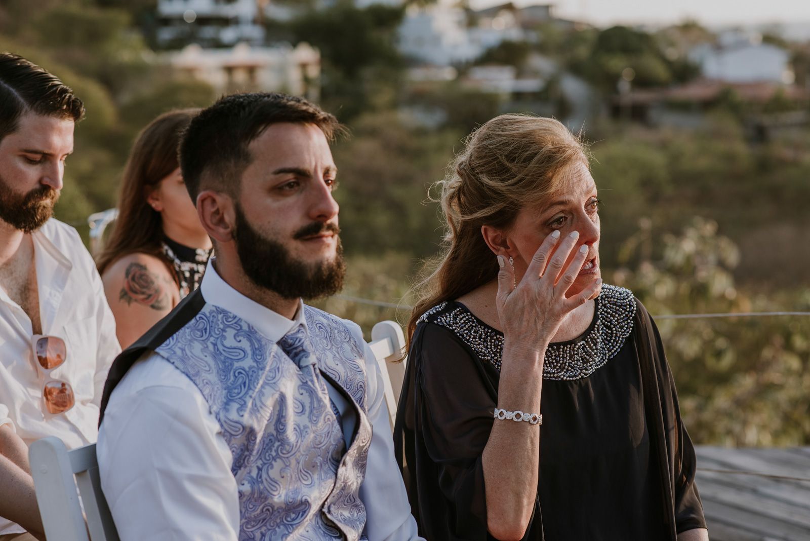 madre de la novia emocionada