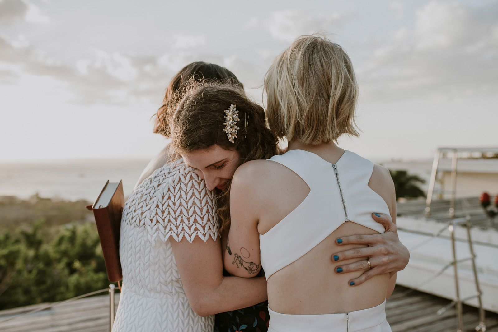 abrazo de las novias con una amiga