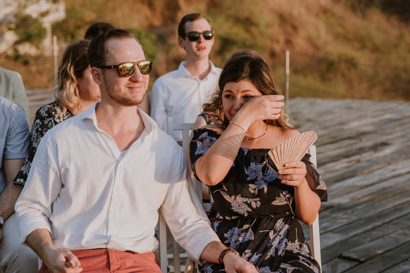 hermana de la novia emocionada