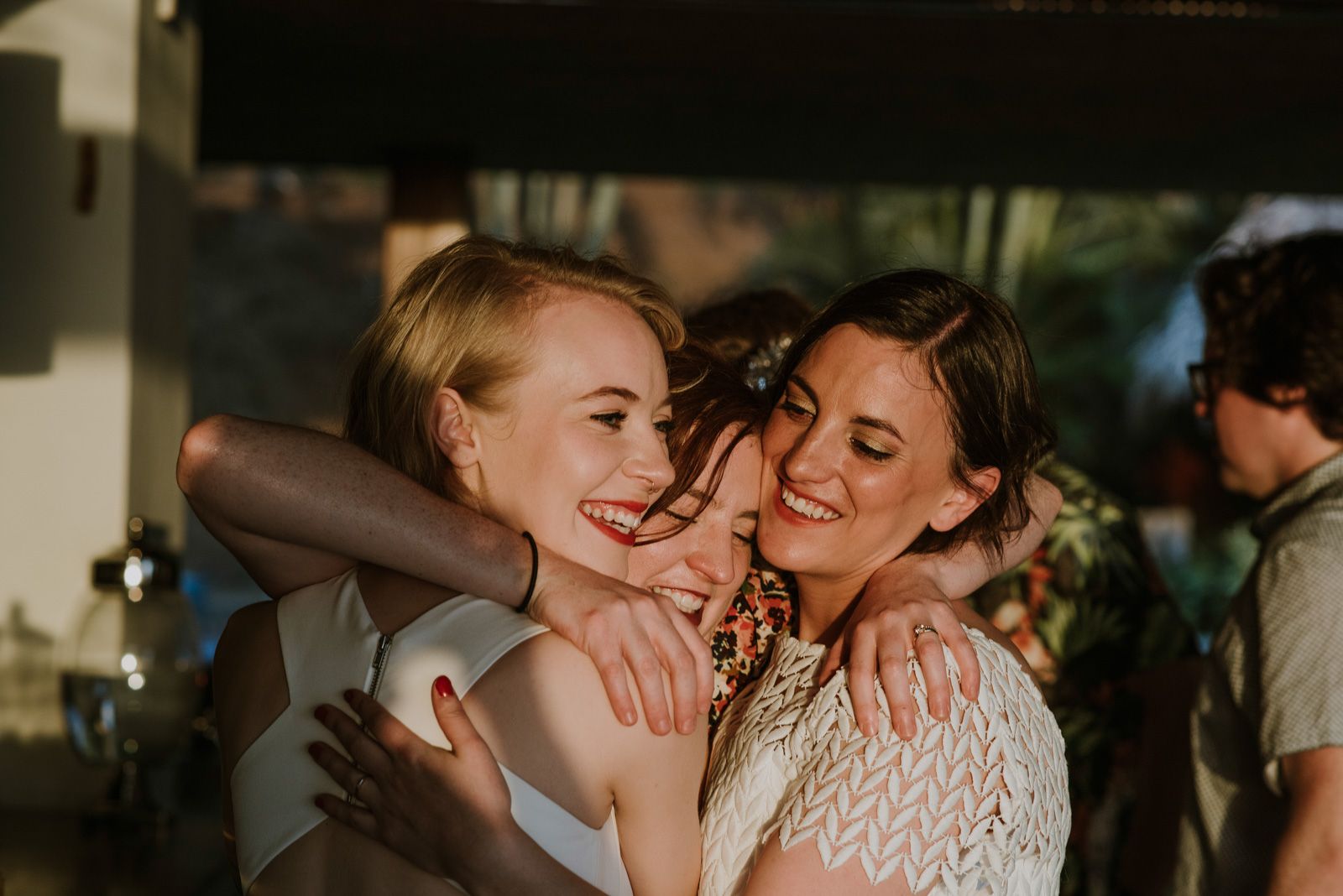 abrazo entre las novias y una amiga