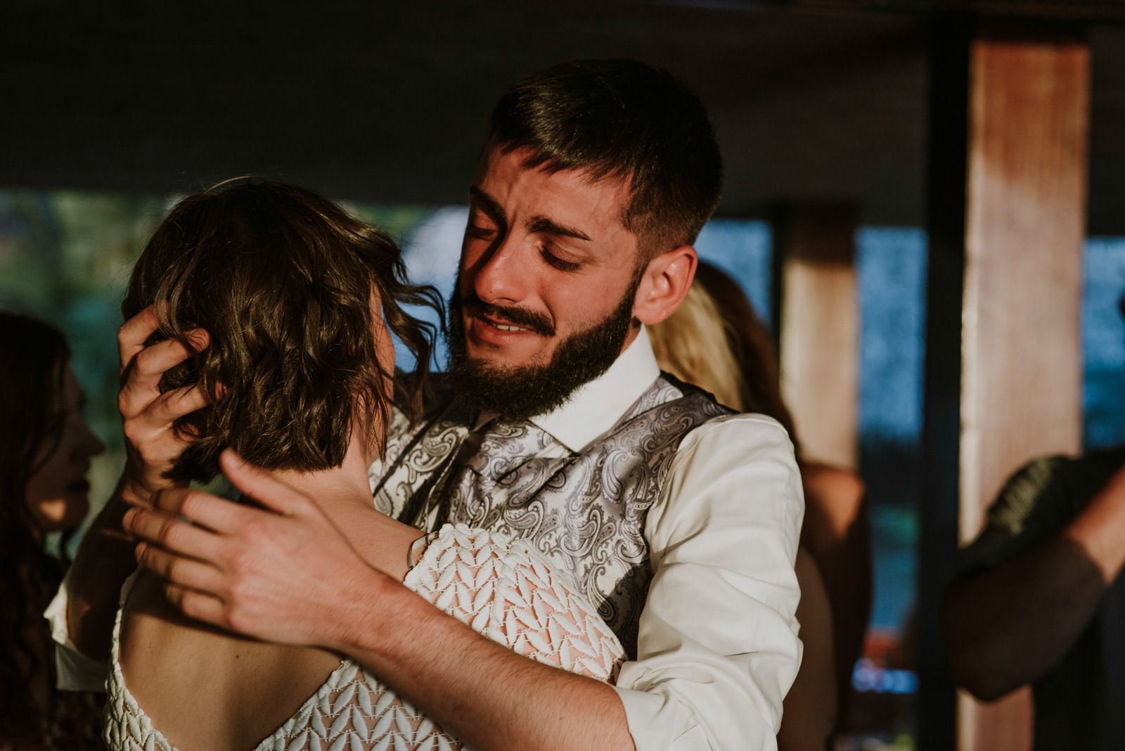 hermano de la novia emocionado
