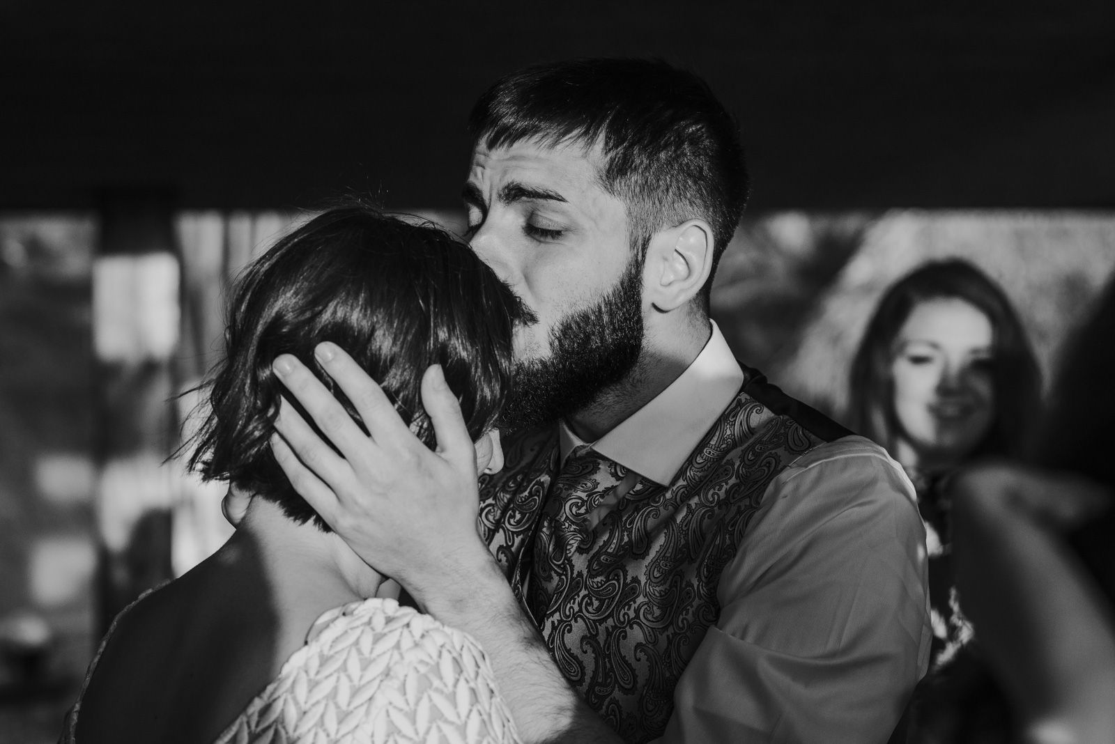 hermano de la novia le da un beso en la frente