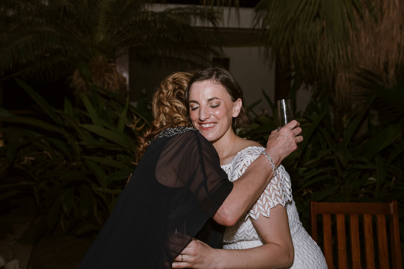 novia abrazada con su madre