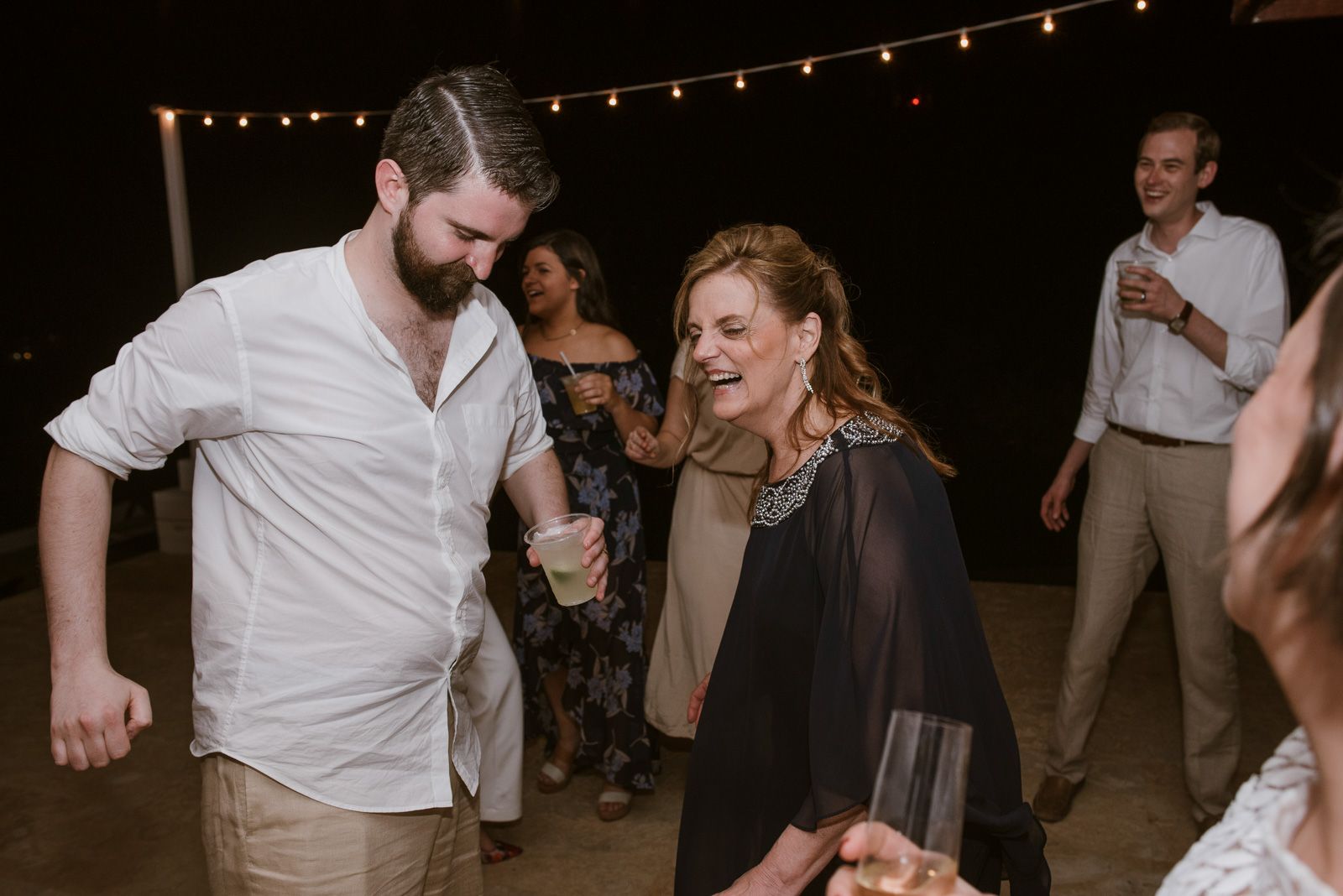 madre de la novia bailando