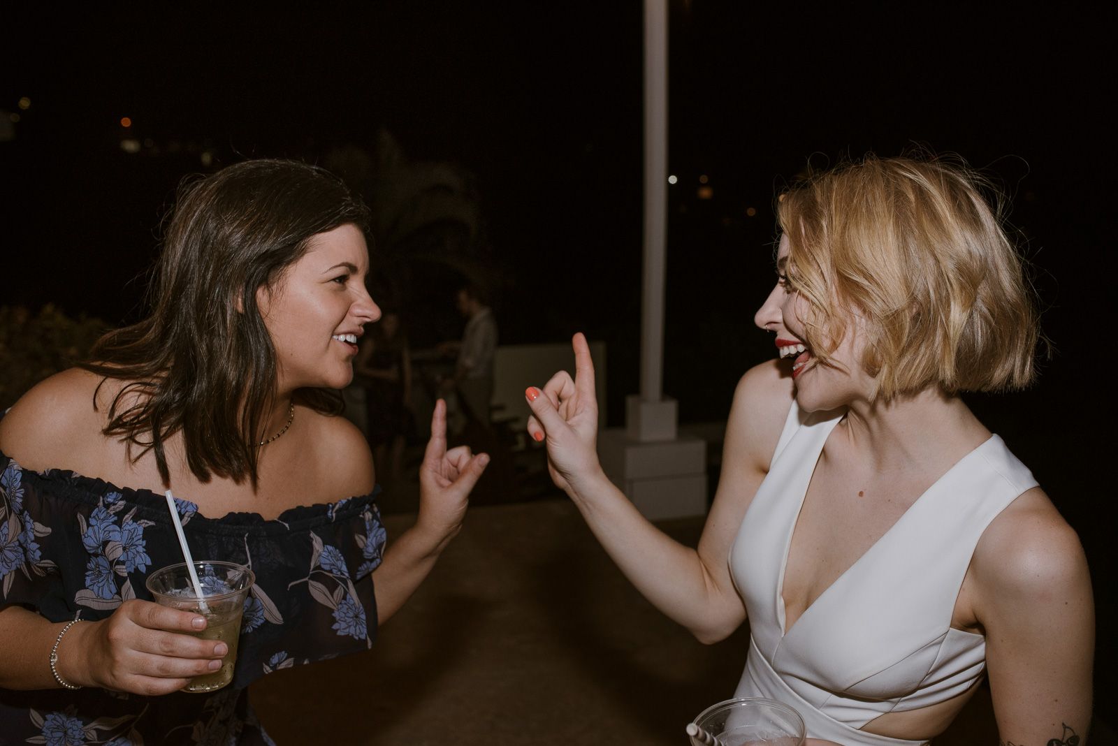 novia y su hermana bailando