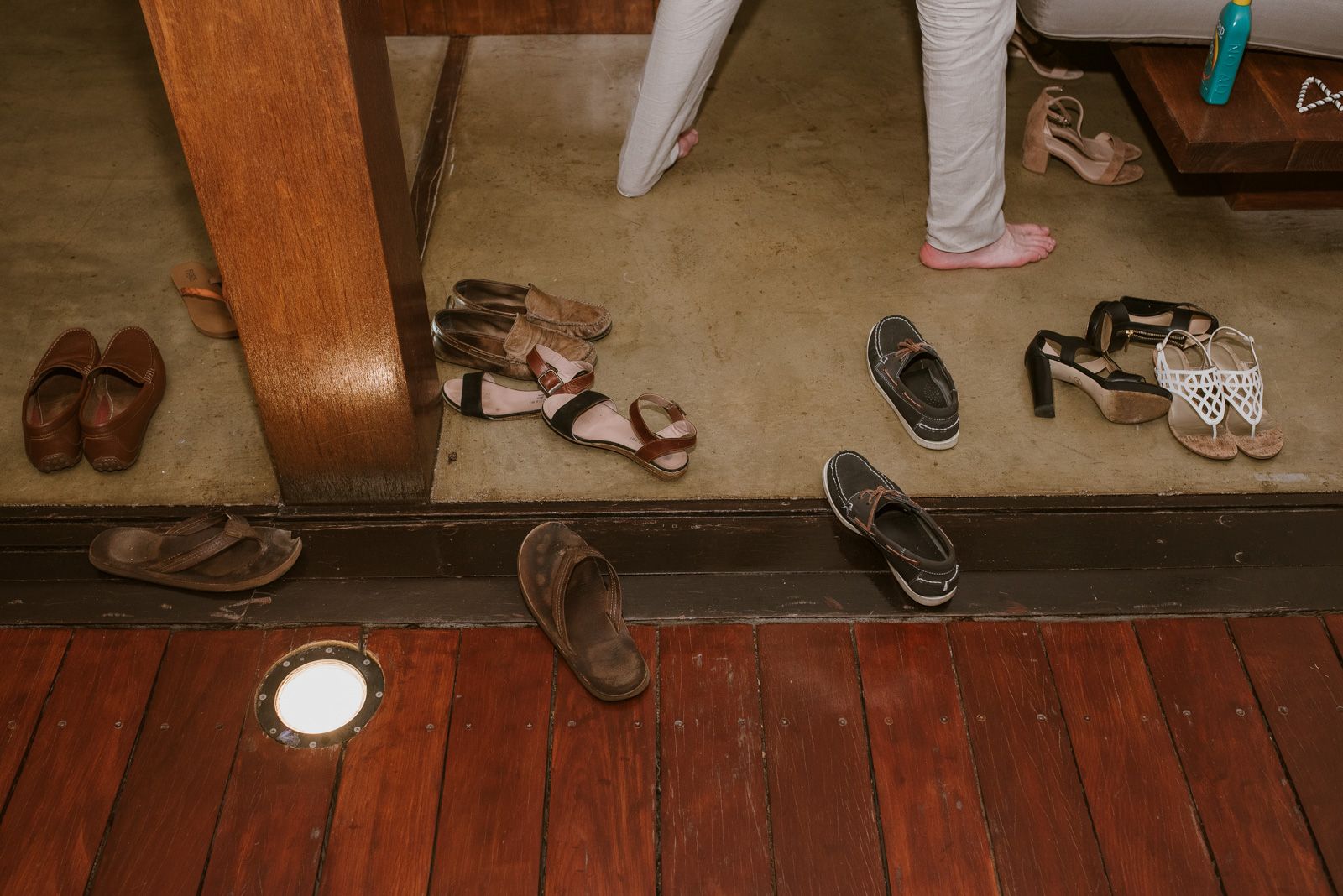 detalles de los zapatos de la gente que estaba bailando descalza