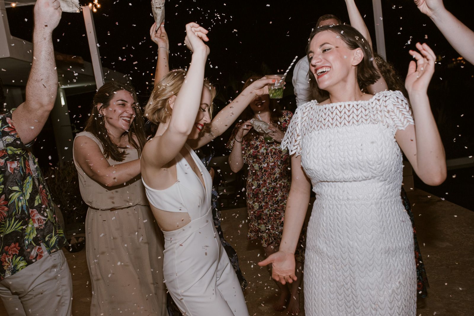 novias bailando entre confeti
