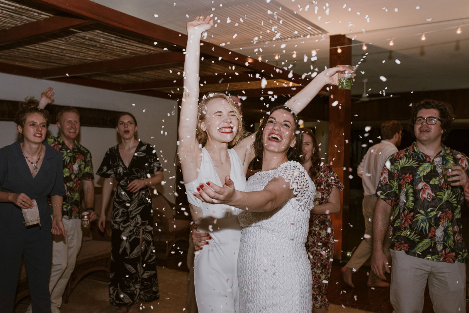 novias bajo un montón de confeti