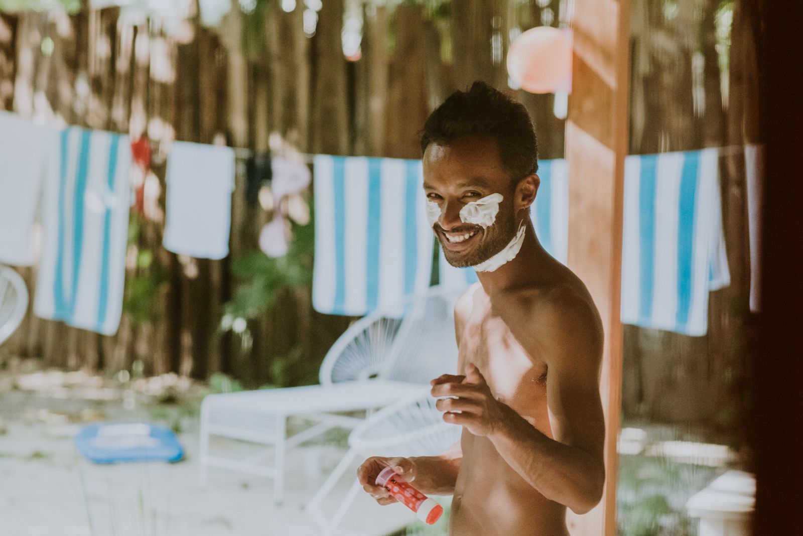 foto de un invitado con crema en la cara