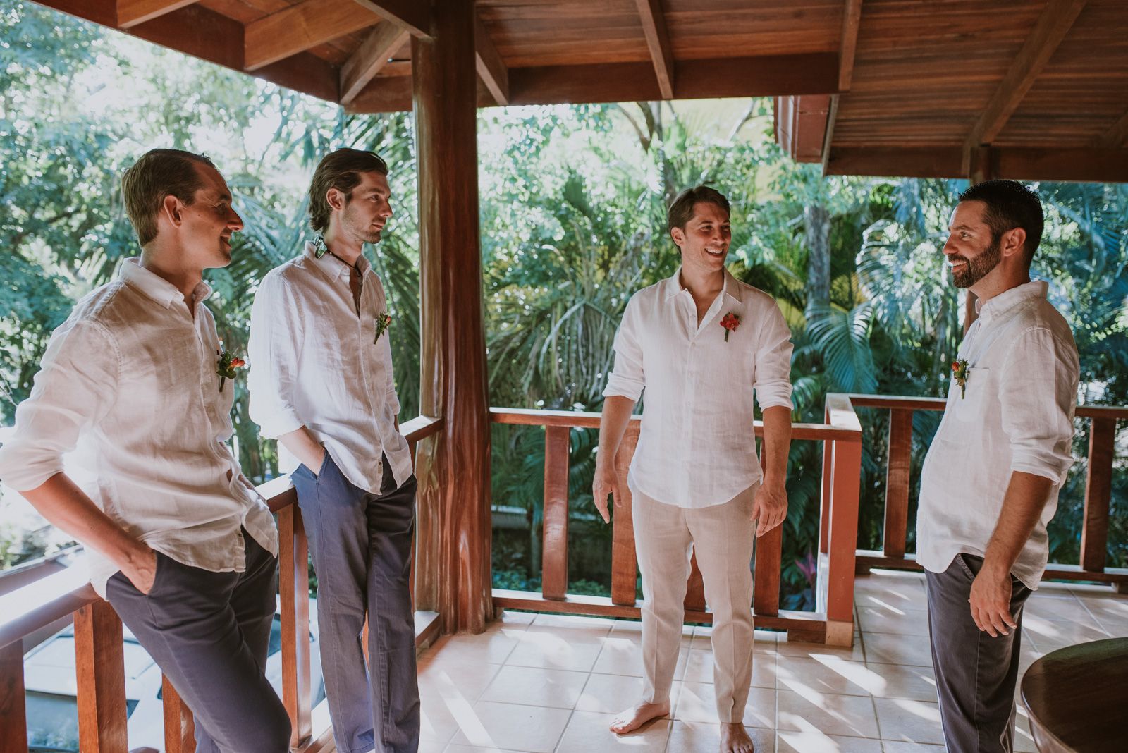 novio con sus amigos
