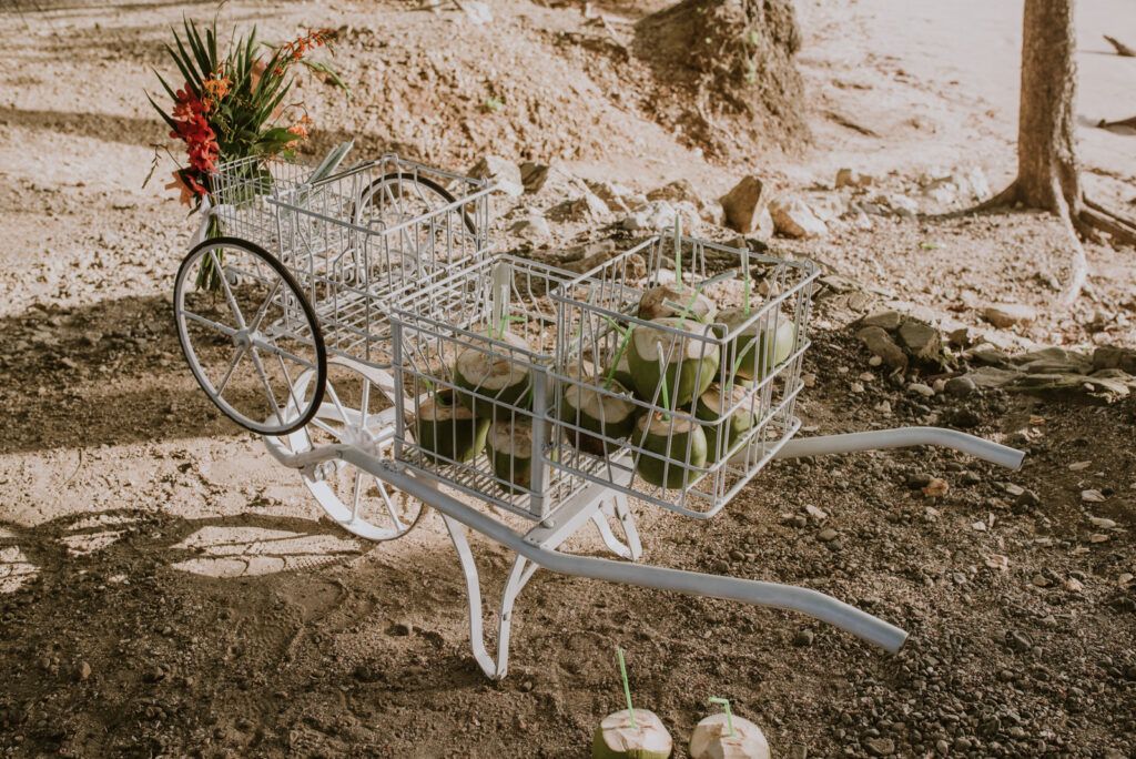 Carrito de bebidas preparado para una boda en la costa de Nosara