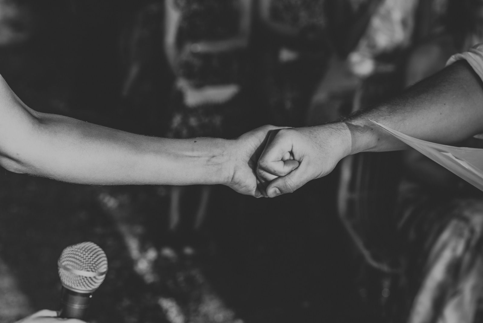 novios dándose la mano