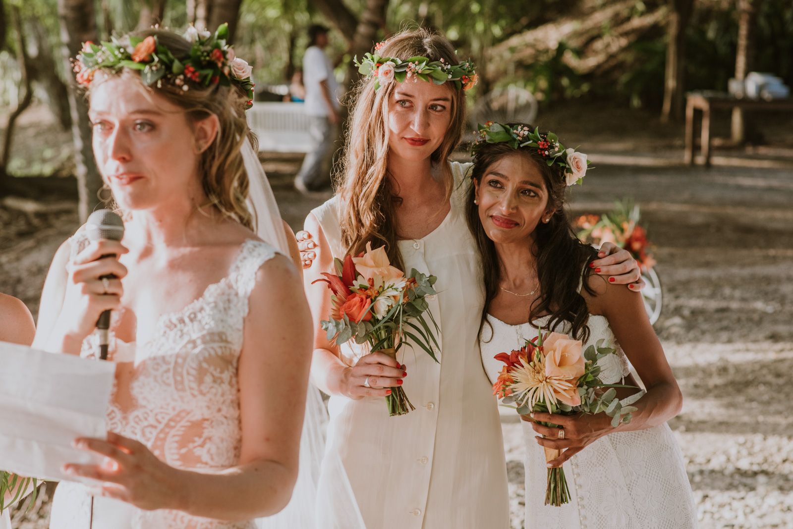 damas de honor emocionadas