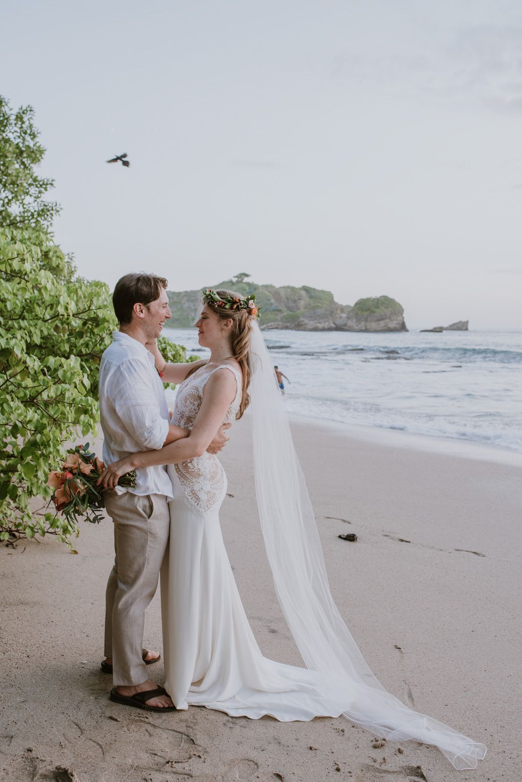 pareja en la playa después de la ceremonia
