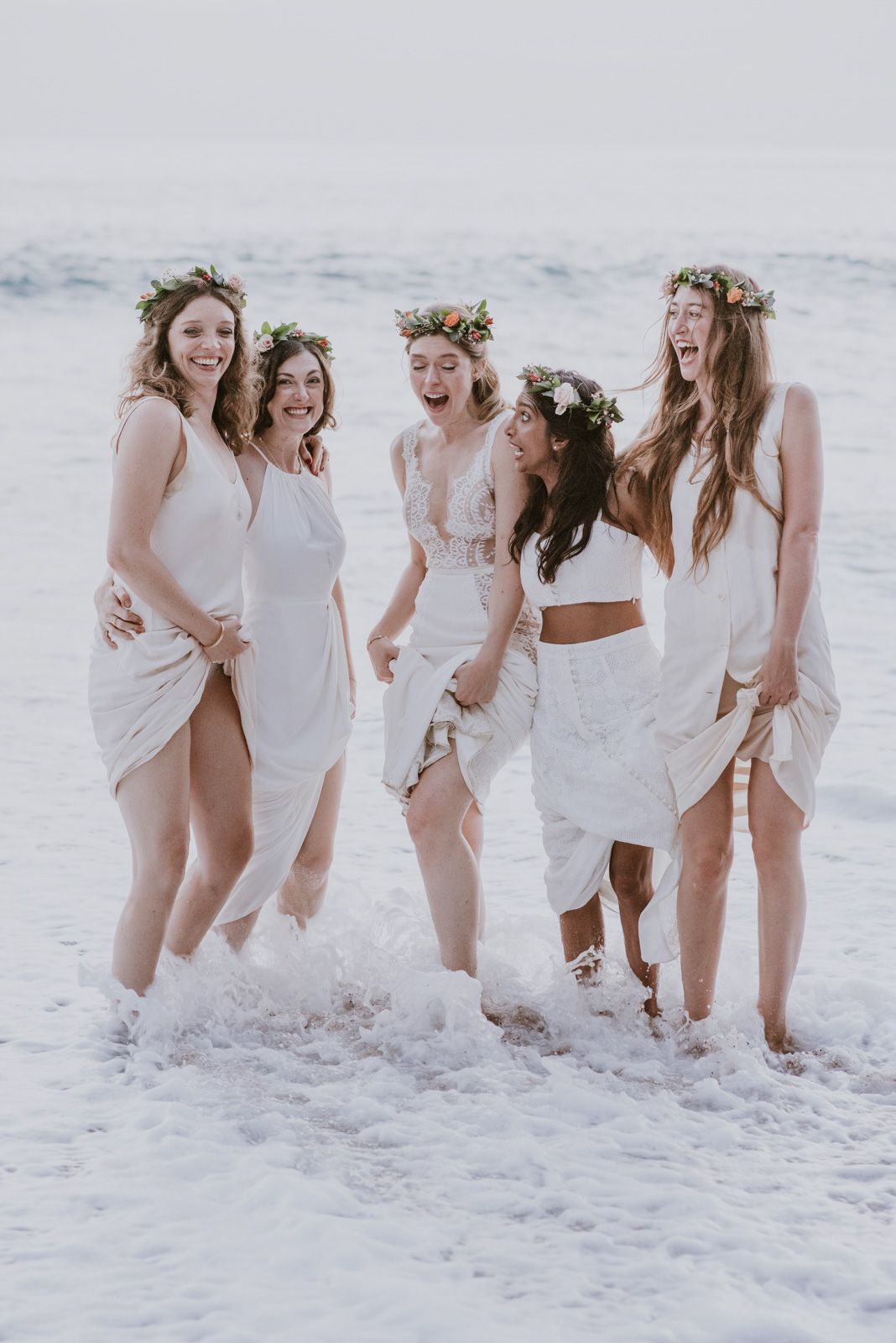novia y sus 4 damas de honor en el mar