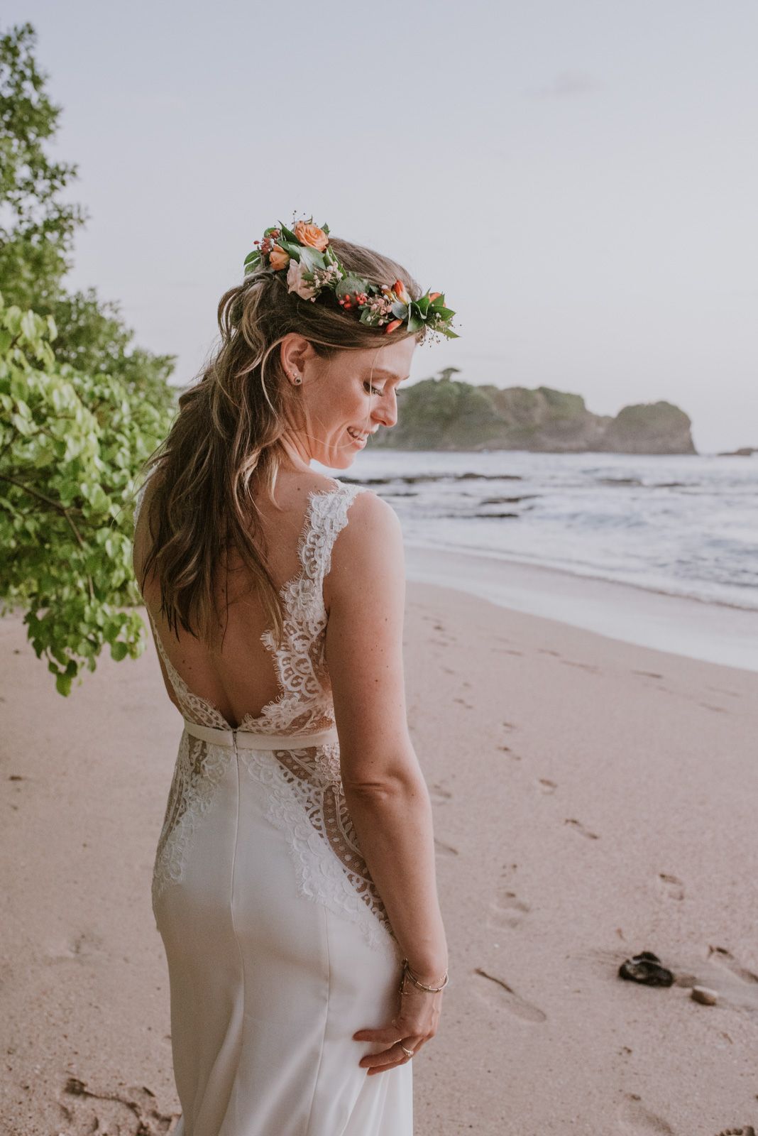 retrato de la novia de espaldas en la playa