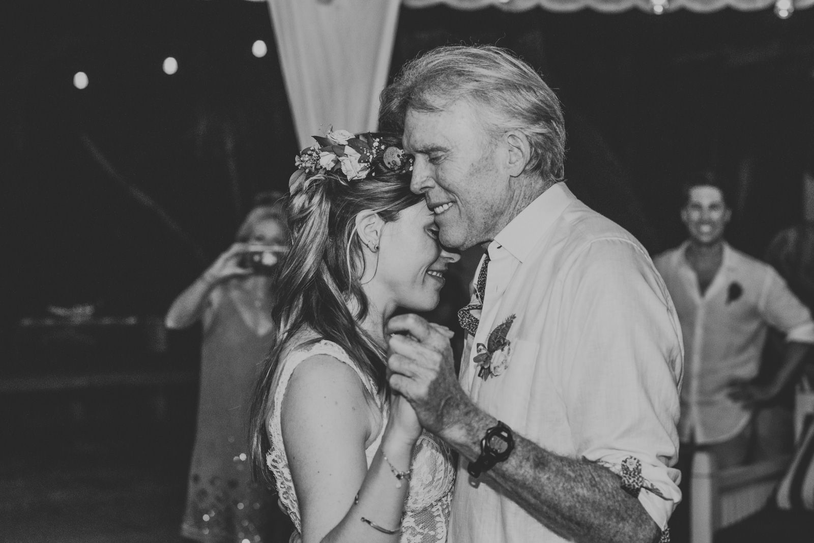 padre bailando con la novia