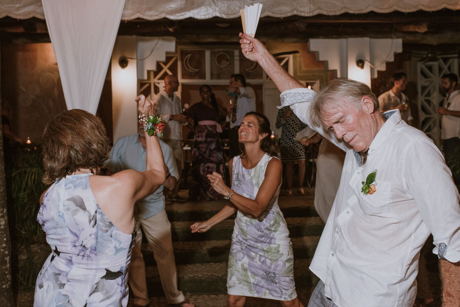padres de la novia bailando