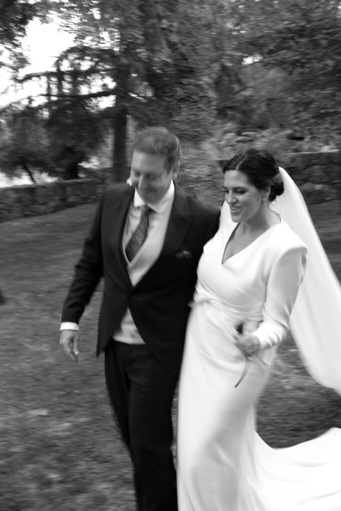Pareja en movimiento en su boda