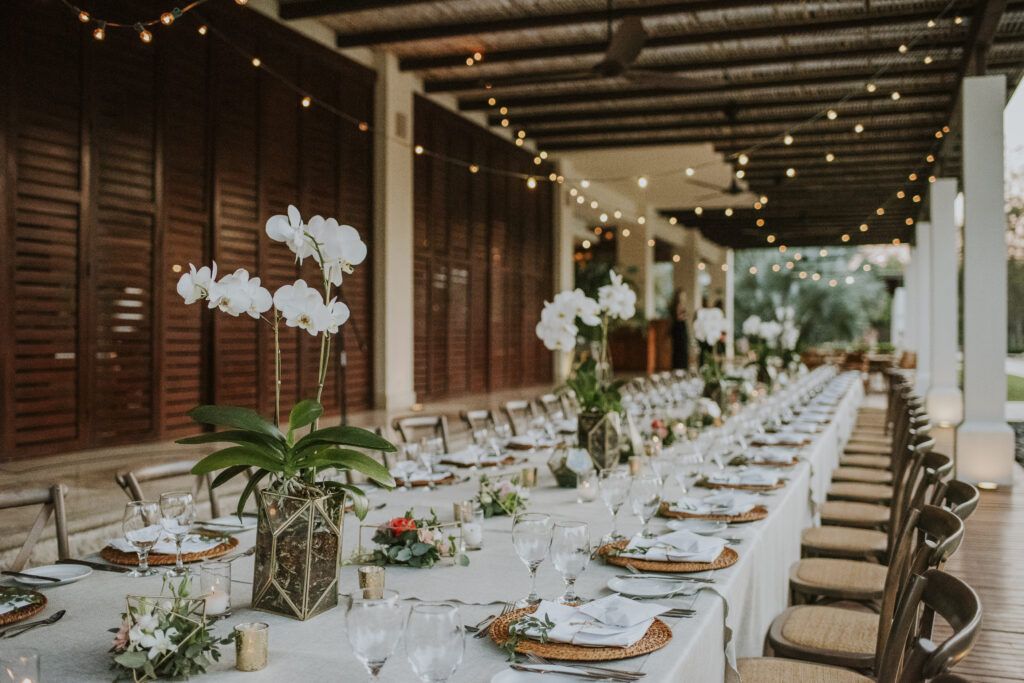 Mesa de boda decorada con orquídeas blancas y luces en Costa Rica