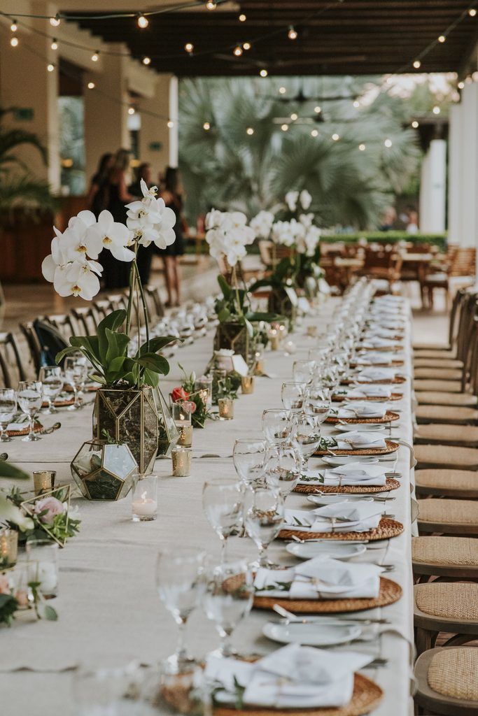 Mesa imperial decorada con orquídeas blancas para una boda en Costa Rica